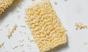 Apakah Boleh Makan Mie Instan Mentah? Ini Risiko dan Cara Aman Konsumsinya