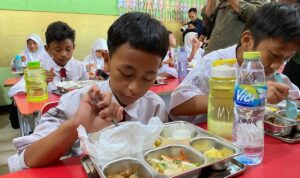 Program Makan Bergizi Gratis (MBG) di Kalimantan Barat (Kalbar) resmi digelar di Kota Pontianak dan Kabupaten Landak,