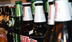 Ilustrasi perubahan fisik yang khas akibat kebiasaan minum alkohol.