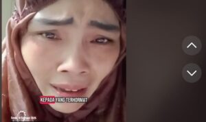 Puspa Dewi TKI asal kota Prabumulih, Sumatera Selatan yang bekerja di Singapura menangis minta pulang ke Indonesia.