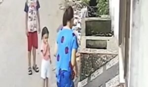 Viral Numpang Duduk di Tangga Tetangga Malah Disiram Air