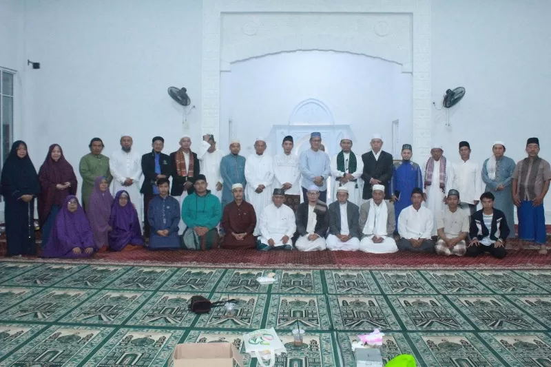 Pengurus Sajadah Fajar berfoto bersama.
