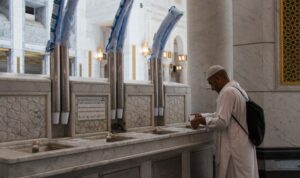 Seorang jemaah haji mengambil air zamzam di Masjidil Haram Mekkah
