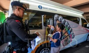 Warga mengantre untuk menukar uang pecahan di mobil kas keliling