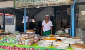 Aneka jajanan Kue Tradisional Hj Awaliyah di Jalan Biawan sangat terkenal dan rugi kalau nggak mampir