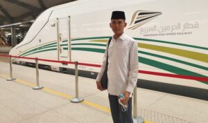 KH Asrorun Niam saat di depan kereta menuju ke Madinah dari Mekkah.
