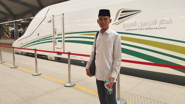 KH Asrorun Niam saat di depan kereta menuju ke Madinah dari Mekkah.