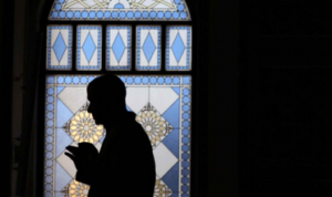 seorang Muslim melakukan sholat pada bulan suci Ramadhan