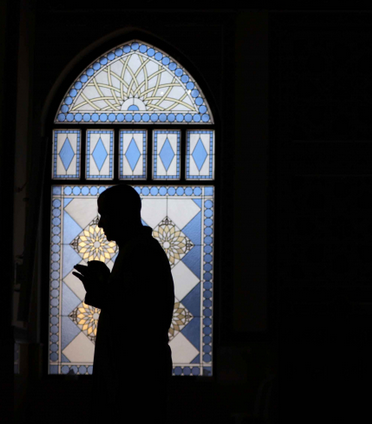 seorang Muslim melakukan sholat pada bulan suci Ramadhan
