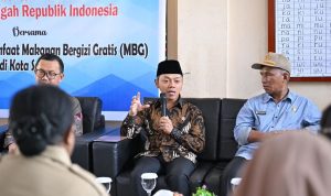 Wakil Menteri Pendidikan Dasar dan Menengah (Wamendikdasmen), Fajar Riza Ul Haq, saat meninjau MBG di Kota Sorong,