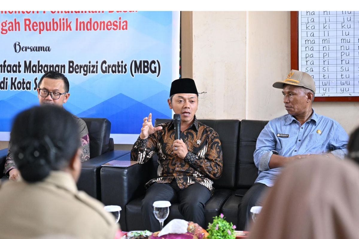 Wakil Menteri Pendidikan Dasar dan Menengah (Wamendikdasmen), Fajar Riza Ul Haq, saat meninjau MBG di Kota Sorong,