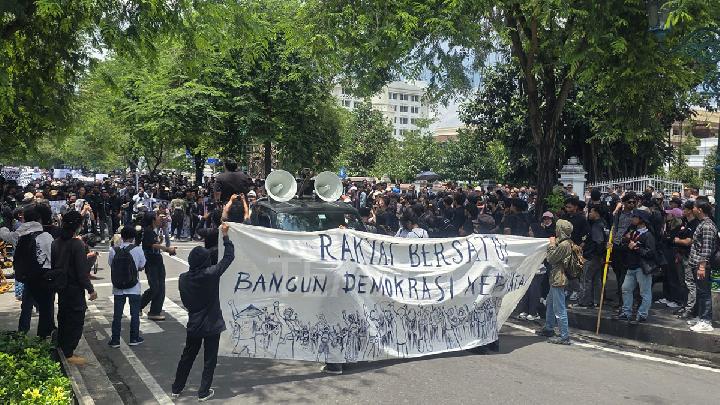Massa dari gabungan aktivis dan mahasiswa dari berbagai universitas menggelar aksi di kawasan Jalan Malioboro Yogyakarta