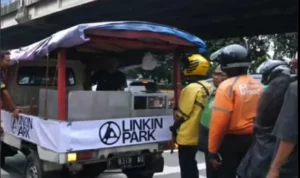 Linkin Park mengunggah penjual tahu bulat sebelum konser di Stadion Madya, Senayan, Jakarta,
