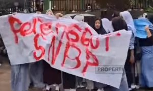 Siswa SMKN 1 Depok melakukan aksi unjuk rasa setelah terancam gagal ikut Seleksi Nasional Tingkat Berprestasi (SNBP)