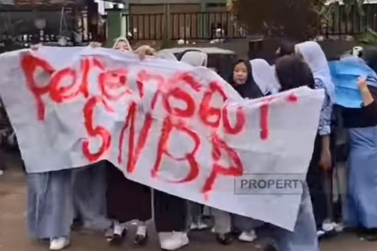 Siswa SMKN 1 Depok melakukan aksi unjuk rasa setelah terancam gagal ikut Seleksi Nasional Tingkat Berprestasi (SNBP)