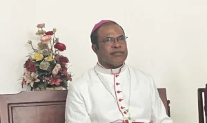 Uskup Diosis Amboina Mgr Seno Ngutra