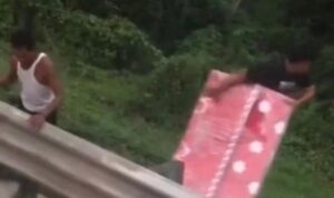Viral! Warga Menjarah Kasur dari Truk Kecelakaan di Tol Cipularang