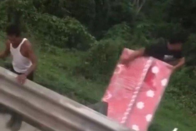 Viral! Warga Menjarah Kasur dari Truk Kecelakaan di Tol Cipularang