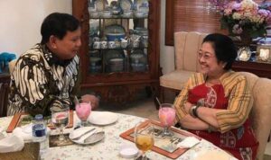 Prabowo Subianto bersama Megawati Soekarnoputri.