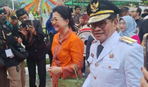 Pramono Anung dan istrinya tiba di Balaikota Jakarta