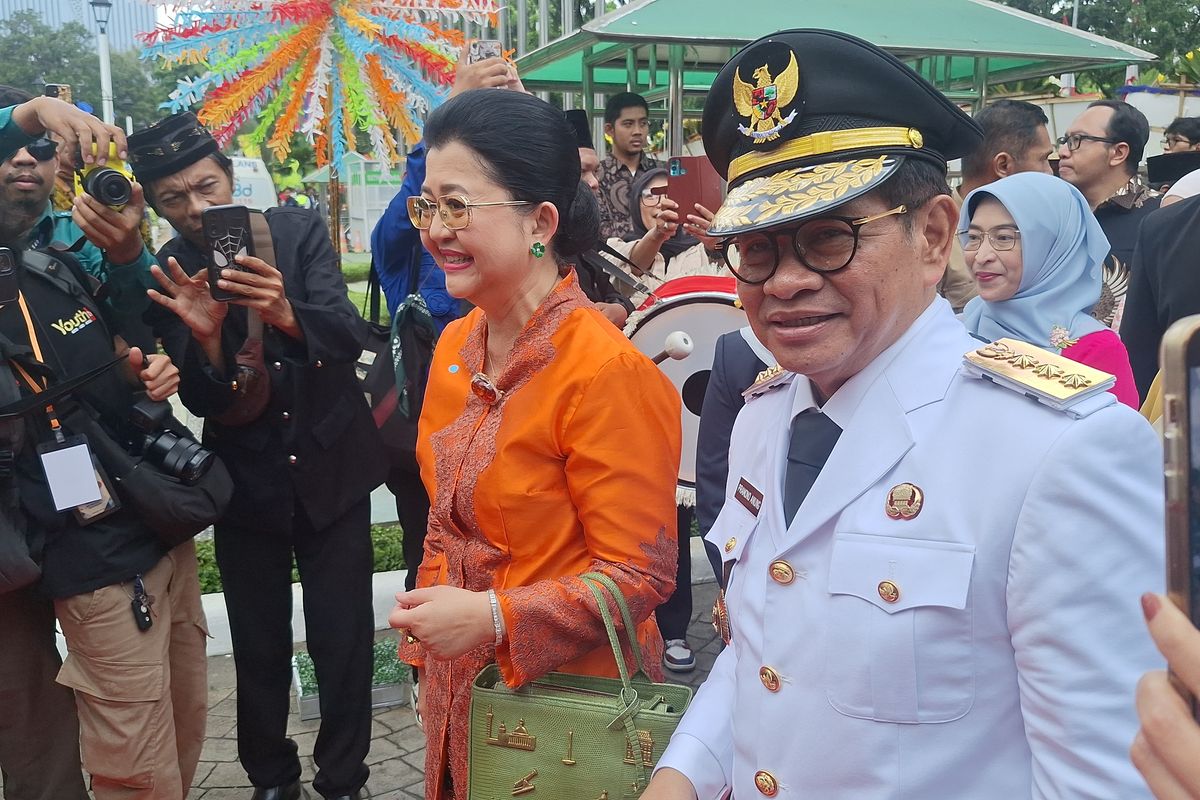 Pramono Anung dan istrinya tiba di Balaikota Jakarta
