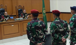 Tiga oknum TNI AL menjalani sidang dakwaan kasus penembakan bos rental mobil di rest area Jakarta-Merak