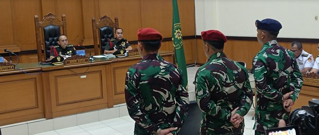 Tiga oknum TNI AL menjalani sidang dakwaan kasus penembakan bos rental mobil di rest area Jakarta-Merak