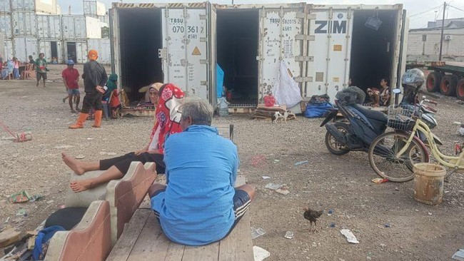 Warga kampung Sepatan Cilincing saat mengungsi di tumpukan kontainer atau peti kemas di Depo BCC Cilincing akibat banjir