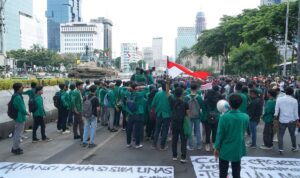 Pengunjuk rasa dari aliansi BEM Seluruh Indonesia menggelar puncak demonstrasi ''Indonesia Gelap