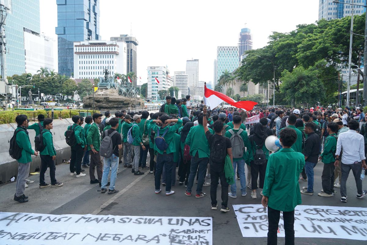 Pengunjuk rasa dari aliansi BEM Seluruh Indonesia menggelar puncak demonstrasi ''Indonesia Gelap
