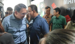 Anies dan Ahok berkemeja biru