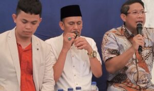 Kepala Desa Kohod, Arsin bin Asip minum obat batuk saat konferensi pers berlangsung.