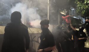 Peserta aksi Indonesia Gelap menghidupkan bom molotov ke arah polisi