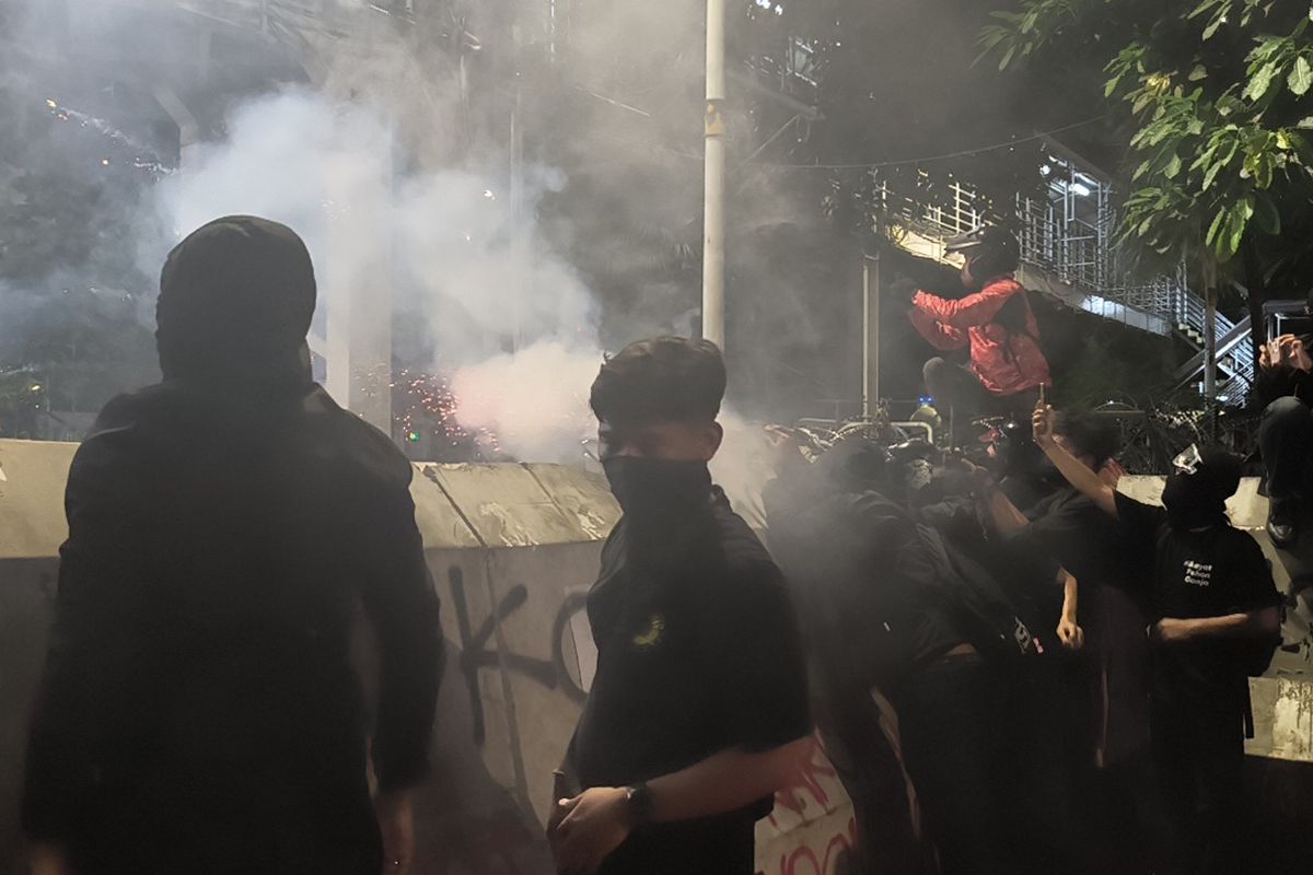 Peserta aksi Indonesia Gelap menghidupkan bom molotov ke arah polisi