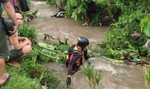 Badan SAR Mataram melakukan pencarian terhadap Iwan (15) warga Desa Peringgarate Lombok Tengah