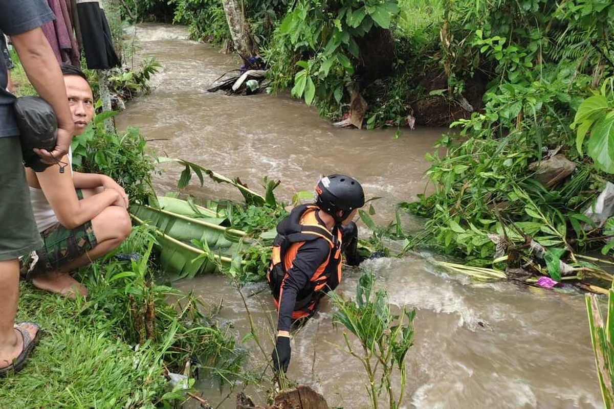 Badan SAR Mataram melakukan pencarian terhadap Iwan (15) warga Desa Peringgarate Lombok Tengah