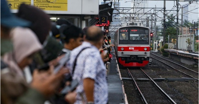 Ilustrasi penumpang KRL Commuter Line.