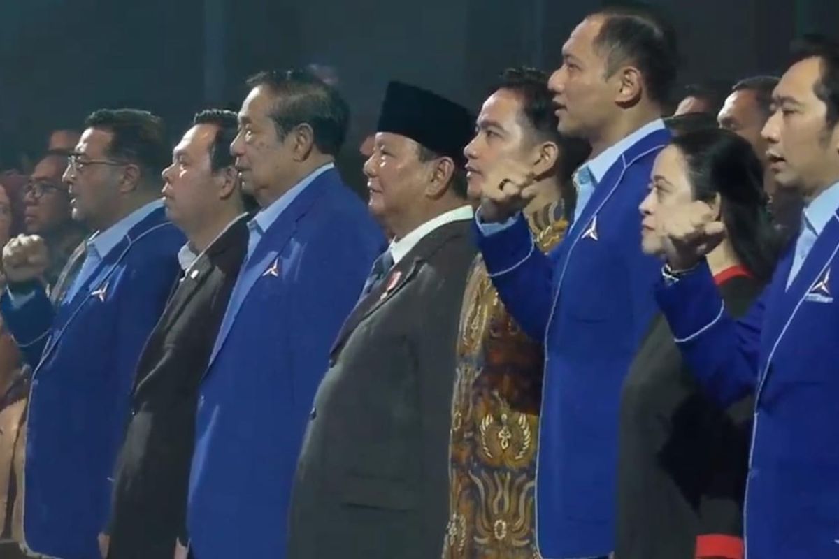 Ketua DPP PDI-P Puan Maharani dan Wapres Gibran Rakabuming Raka dalam Kongres Demokrat