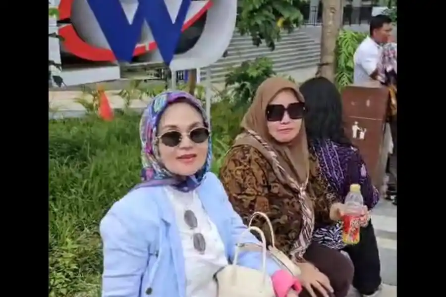 Ketua dan Anggota Komisi III DPRD Kabupaten Malang, Tanri Bararoh dan Rodhiyah Ahla Samar, berprose di IKN.