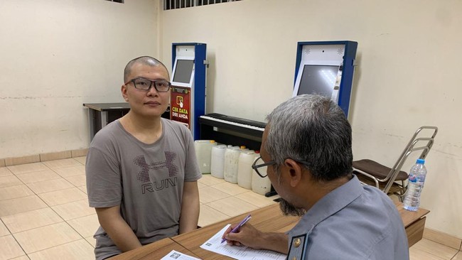 Ronald Tannur (pakai kaus abu-abu) saat dieksekusi ke lapas
