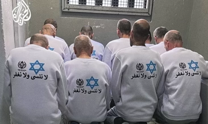 Tahanan Palestina yang dibebaskan memakai kemeja bertuliskan Kami tidak melupakan dan kami tidak memaafkan