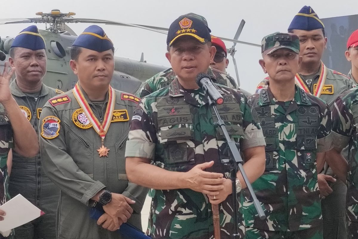Panglima TNI Jenderal TNI Agus Subiyanto di Apron Lanud Halim Perdanakusuma, Jakarta Timur