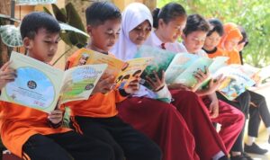 Ilustrasi siswa sedang membaca bersama