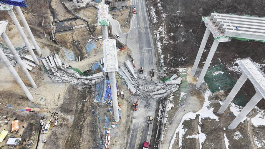 Jembatan jalan tol ambruk di Korsel