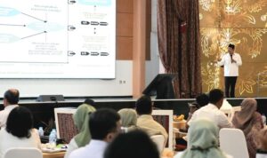 Menteri Sosial (Mensos) Saifullah Yusuf saat berdialog dengan kepala Dinas Sosial (Dinsos) se-Jawa Timur di Jakarta