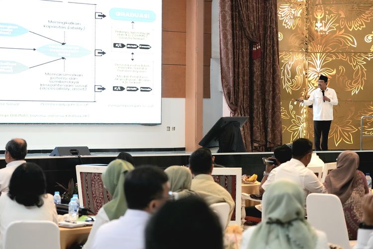 Menteri Sosial (Mensos) Saifullah Yusuf saat berdialog dengan kepala Dinas Sosial (Dinsos) se-Jawa Timur di Jakarta