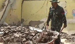 Petugas gabungan bersama TNI setempat melakukan evakuasi material bangunan atap SDN 1 Ngelang di Kecamatan Kartoharjo, Magetan, Jatim