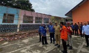 Pj Bupati Sumedang mengunjungi sekolah yang rusak akibat hujan deras.