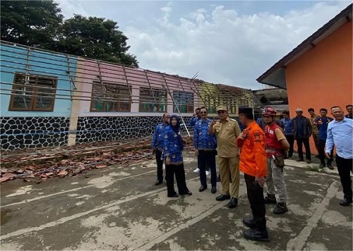 Pj Bupati Sumedang mengunjungi sekolah yang rusak akibat hujan deras.