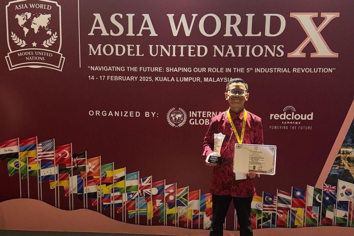 Siswa Indonesia, Kenzio Muhammad Raharjo (12 tahun) meraih penghargaan Best Delegate ajang Asia World Model United Nation 2025 di Kuala Lumpur, Malaysia